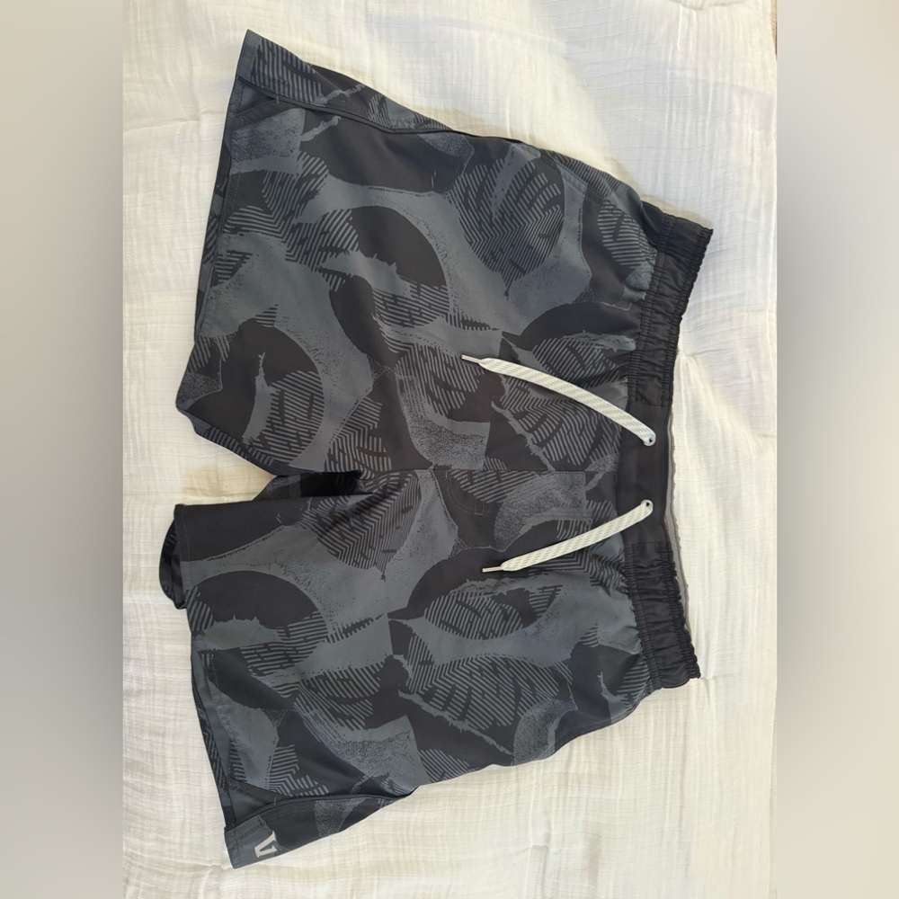 Vuori Black and Gray Athletic Shorts with Urban Camo/liners/4 way stretch